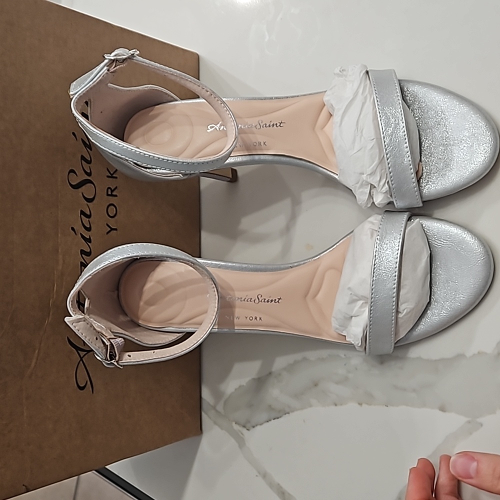 NEW NEVER WORN Antonia Sait New York Silver Sandles